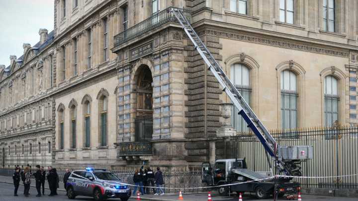 Thieves nab French crown jewels from Louvre