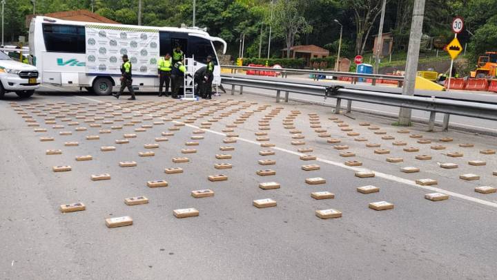 ¡Narco-Bus! Pillaron más de 300 kilos de cocaína escondidos en el techo del vehículo en vía a Villavicencio