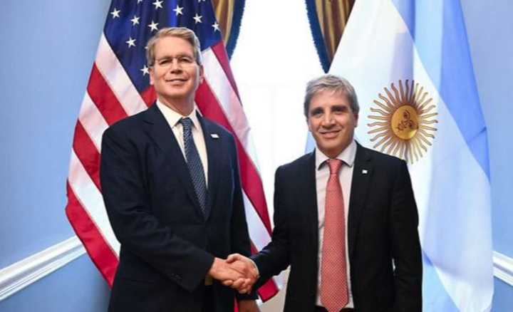 EE.UU compra pesos y ya maneja la economía argentina