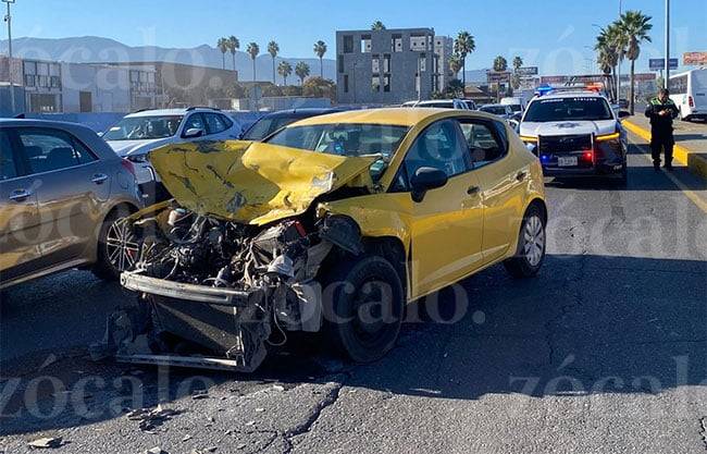 Destroza su vehículo tras ocasionar aparatoso accidente múltiple sobre V. Carranza