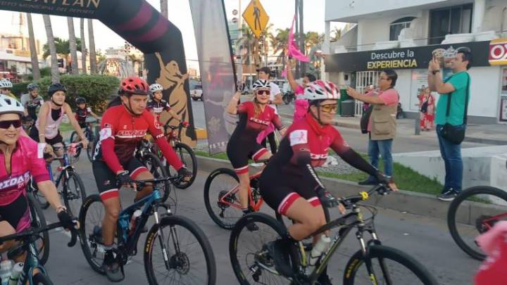 Rodada en Rosa reúne a ciclistas y patinadores en Mazatlán