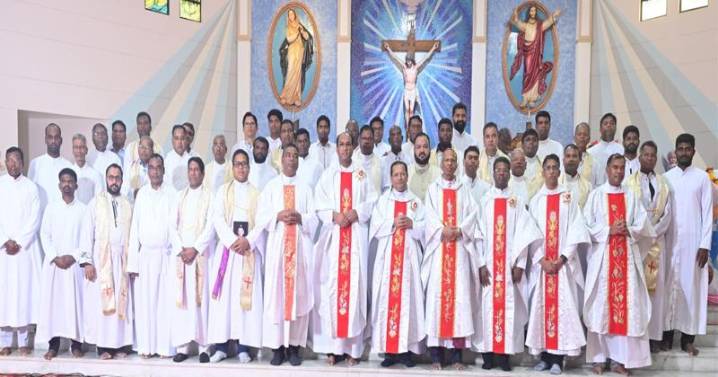 Thousands of Faithful Unite in Bhopal for Three