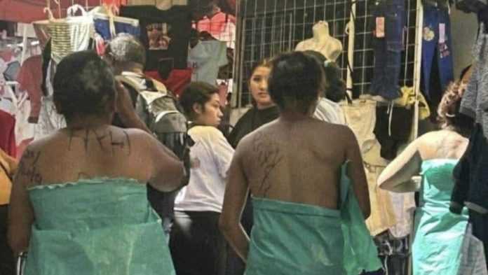 Comerciantes rapan y desnudan a tres mujeres en tianguis de Puebla