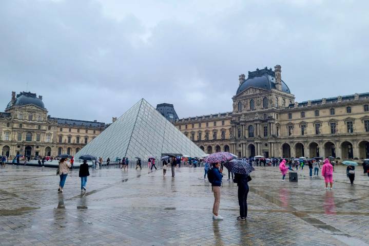 Las joyas robadas en el Louvre tienen un valor incalculable, dice el ministro del Interior