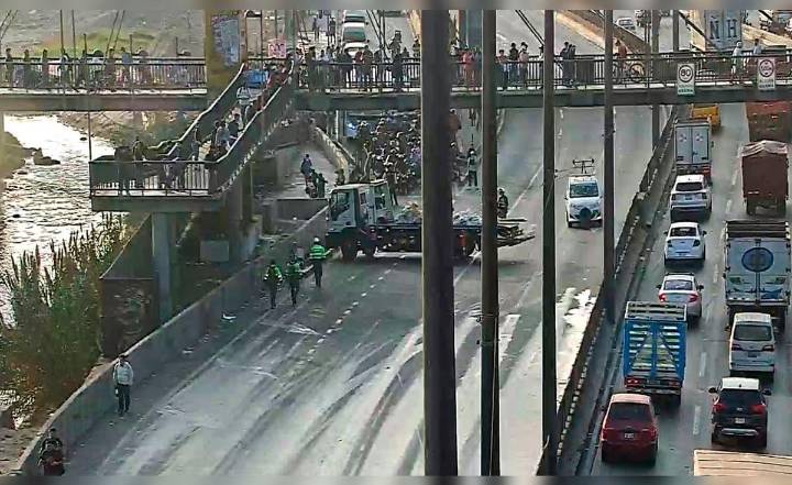 Derrame de petróleo en puente Rayitos del Sol, en Vía Evitamiento, ocasiona congestión vehicular tras cierre