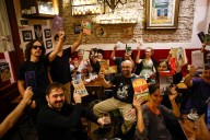 Ha vigilia literaria en Flores que espera un Nobel con humor y devoción