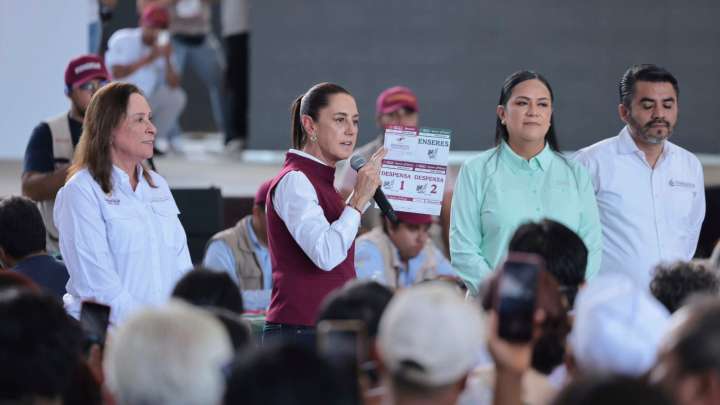 Sheinbaum Supervisa Entrega de Ayuda a Familias Afectadas por Lluvias en Poza Rica, Veracruz