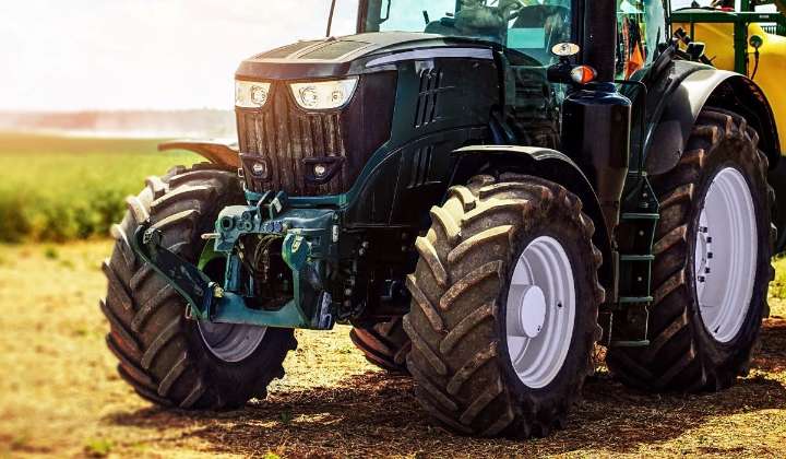 Cae con un tractor por un barranco de Tenerife