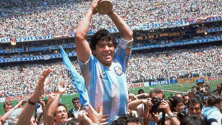Murió Roberto Cejas, el hincha que alzó a Diego Maradona en la consagración del Mundial '86
