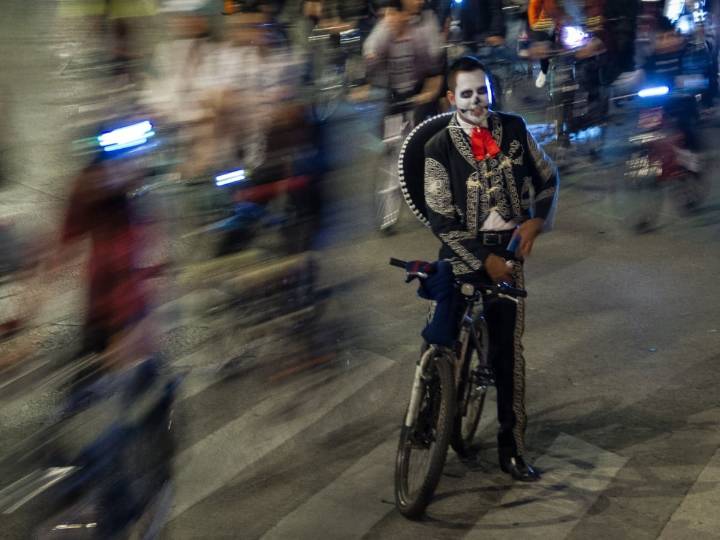 Metro permite ingreso de bicis por Paseo Nocturno Día de Muertos