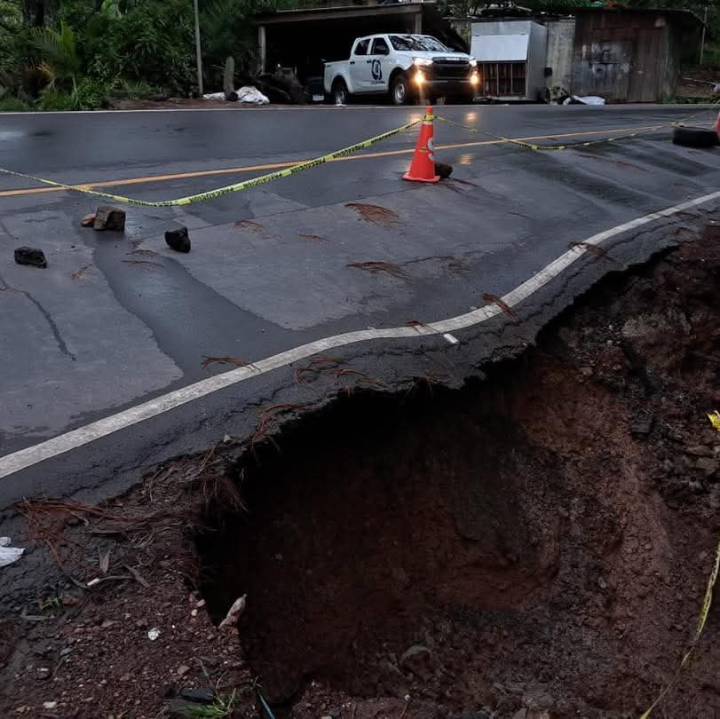 Intenso tráfico vehicular en carretera a Valle de Ángeles por reparación de tramo carretero dañado por lluvias