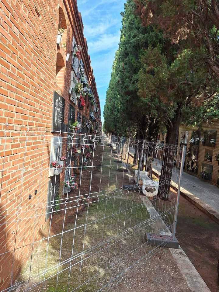 El PP critica el "abandono" del cementerio de Alzira con tramos vallados "más de un año"