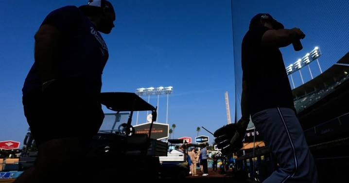 Dodgers manager Dave Roberts had flight delay getting home from Toronto after World Series Game 2