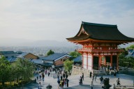 Hay tanto turista por metro cuadrado que Japón ha tenido una idea: freírlos a impuestos para que paguen el mantenimiento
