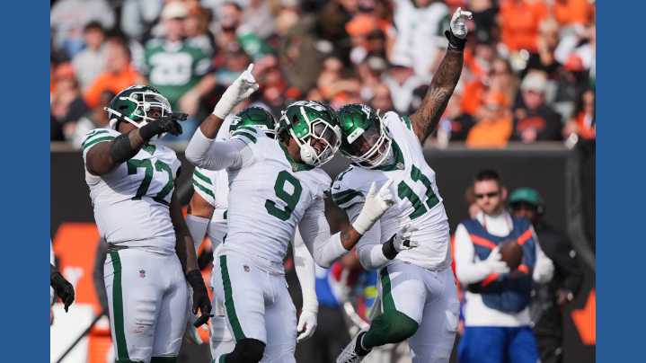 Hall and Fields help the Jets edge the Bengals 39-38 for their 1st win of the season