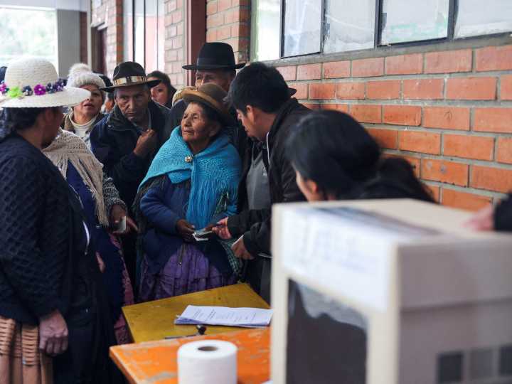 Casi sin tránsito vehicular, avanza el balotaje en Bolivia y se espera que los resultados se conozcan temprano