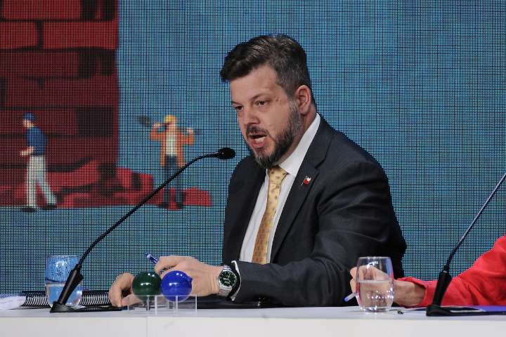 VIDEO. “Estamos por la tele y la radio, no debería decir garabatos...”: el incidente que vivió Johannes Kaiser y sacó carcajadas en pleno Enade 2025