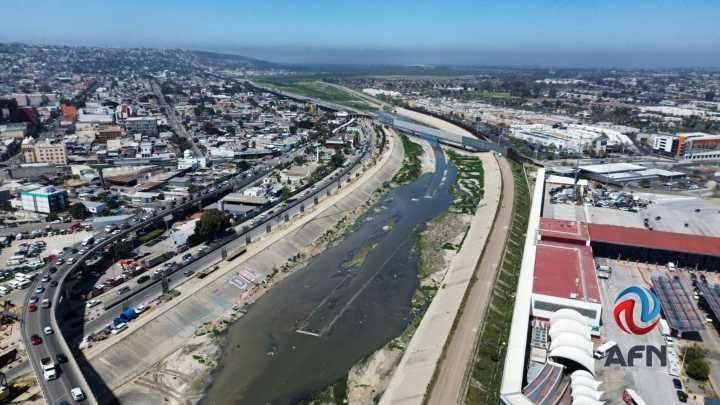 Hallan cadáver encobijado dentro de la canalización