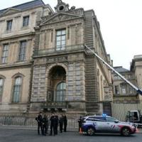 French police hunt Louvre jewel thieves