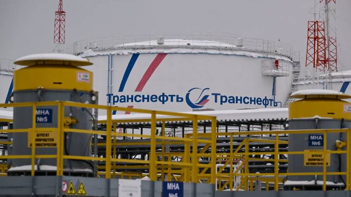 El petróleo sube casi un 5% tras las nuevas sanciones de EEUU y la UE a Rusia