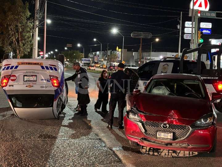 Choque con volcadura en Dostoyevski deja solo daños materiales