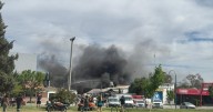 Feroz incendio en un comercio de Roca: se habría originado por una falla eléctrica en el depósito