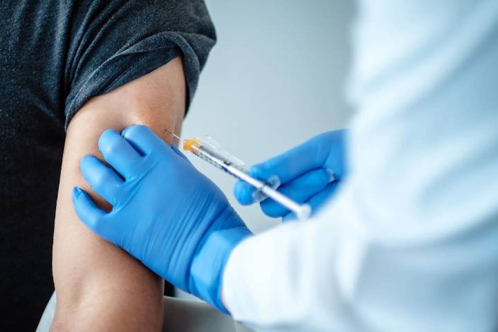 Un fallo judicial vinculó la vacuna del Covid de Pfizer con un efecto adverso neurológico poco conocido