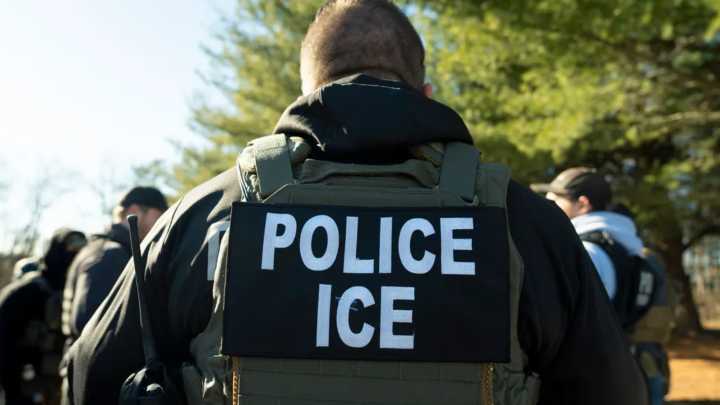 Agentes del ICE golpean brutalmente a un hombre y lo dejan sangrando en Chicago