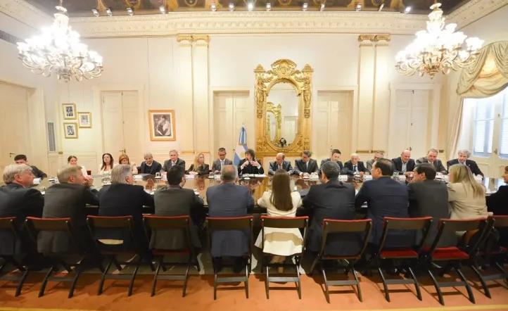 Tras la reunión de Javier Milei con los gobernadores, Manuel Adorni aseguró: “La voluntad es trabajar con todos”