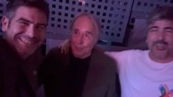 Serrat y Estopa disfrutan cantando de público en un concierto: "Viendo al maestro"