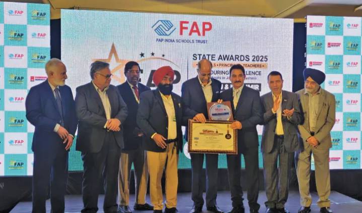 GVEI chairman receives Fakhr-e-Taleem lifetime achievement award from FAP
