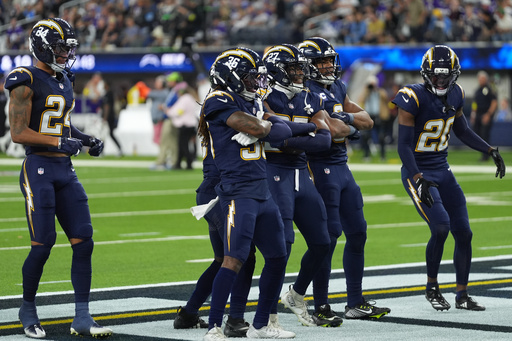 Chargers se sobreponen a lesiones y logran victoria clave con paliza a Vikings