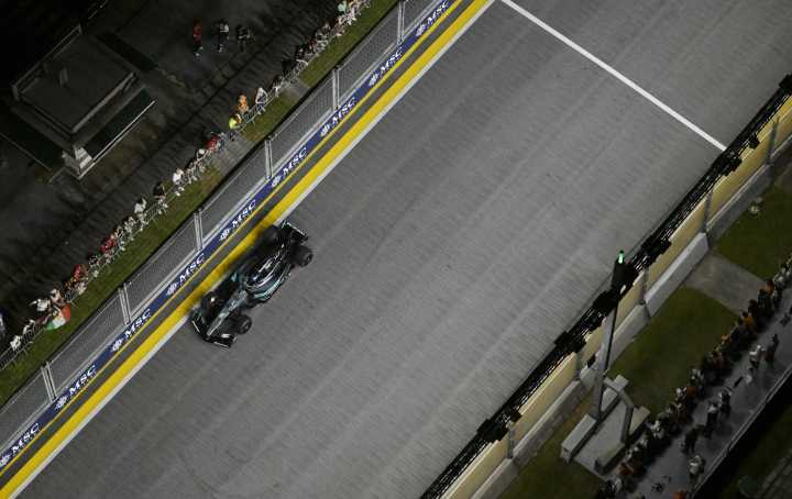 George Russell logró la "pole" y largará primero en el exigente circuito de Singapur de la F1
