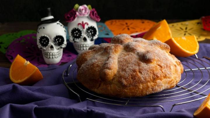 La panadería en CDMX donde puedes comer pan de muerto relleno de camote morado para el Día de Muertos