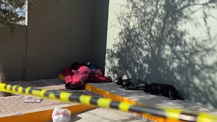 Migrante apodado “El Chuchurris” muere a lado de sus perritos afuera de tienda de conveniencia en Saltillo