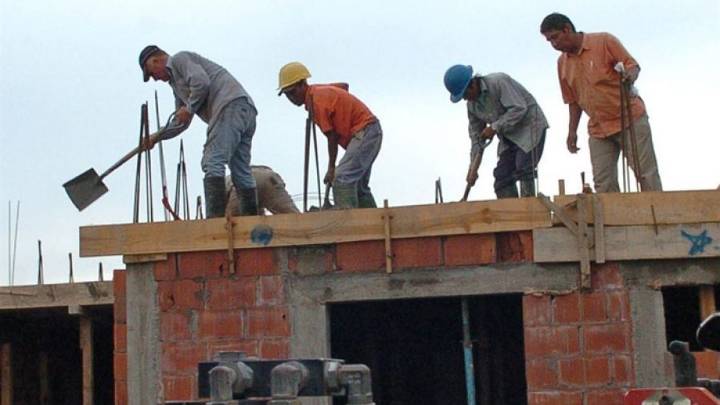Tener trabajo ya no garantiza salir de la pobreza: más de 4,5 millones de ocupados no cubren la canasta básica