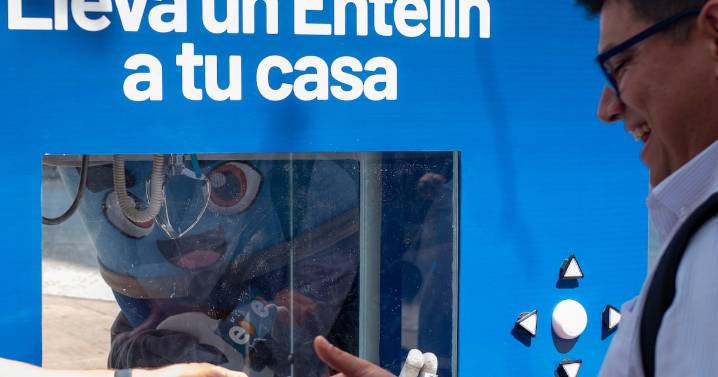 Entel lleva la entretención a las calles con su Máquina de Peluches