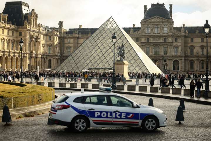 Suspects arrested in Louvre theft