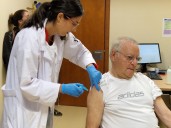«Citas completas y gente muy animada» en el primer día de vacunación contra la gripe en Asturias