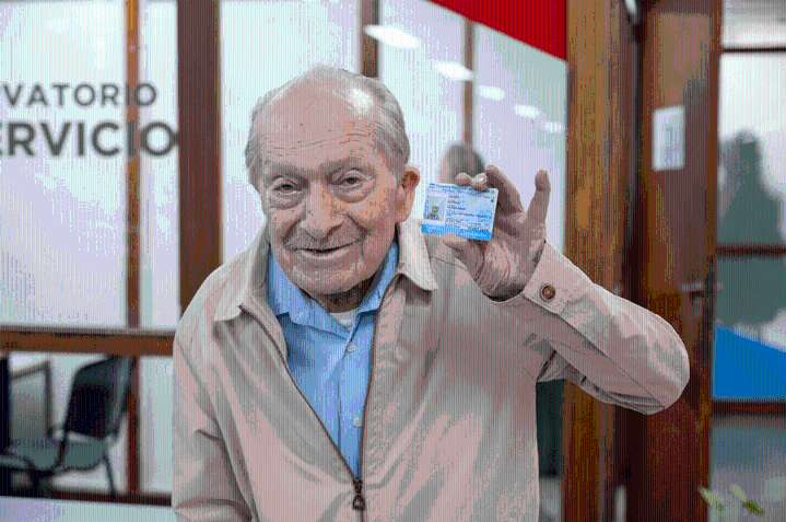 Moisés tiene 100 años y renovó su licencia de conducir