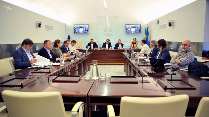 El PP y Vox tumban una propuesta del PSOE para la condonación de la deuda: "Dan la espalda a Extremadura"