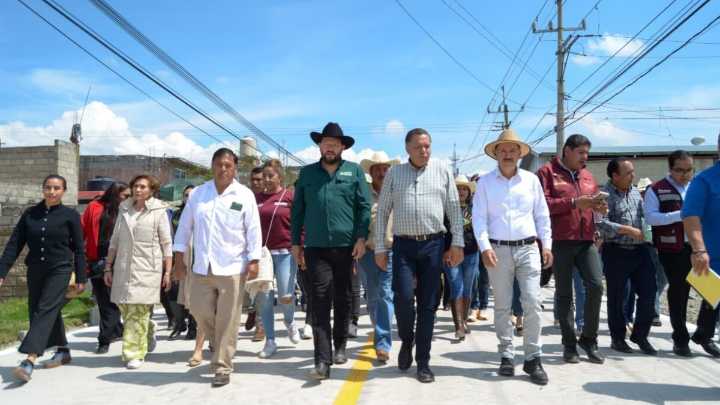Entrega alcalde de Almoloya de Juárez rehabilitación del camino principal de Mina México