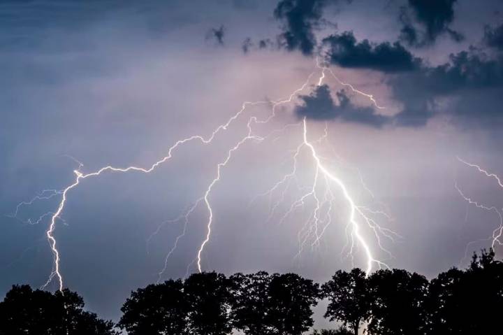 En Cartago un hombre sufrió graves quemaduras tras ser alcanzado por un rayo