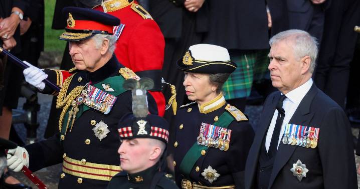 Carlos III despoja a Andrés de todos sus títulos reales, incluido príncipe