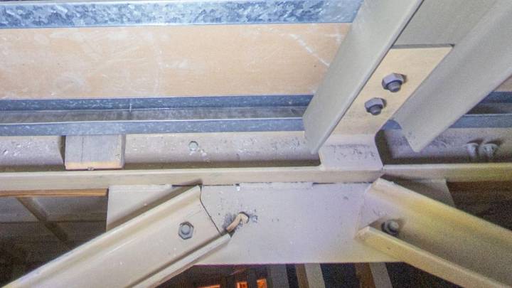 "La fuerte contaminación" del entorno de las pinturas de Sijena: colillas de cigarros, escombros y salpicaduras