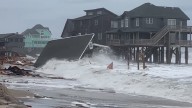 DRAMÁTICAS IMÁGENES: Huracán arrastra al mar casas enteras