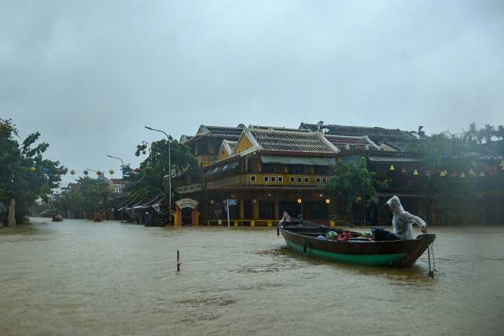 Record Vietnam Rains Kill Seven And Flood 100,000 Homes