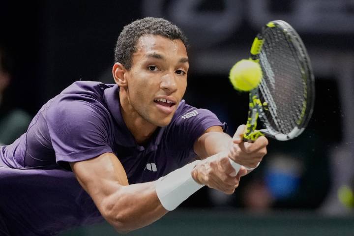 Auger-Aliassime rallies past Altmaier to reach Paris Masters quarterfinals
