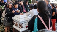 Entre porras y lágrimas dan el último adiós a 'Medio Metro' en Puebla; familia pide que crimen no quede impune