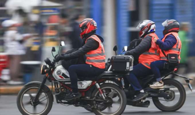 ¡Atención, motociclistas! Aplicarán multas por no usar chaleco distintivo y casco certificado desde noviembre